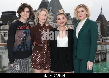 (De gauche à droite) Timothée Chalamet, Saoirse Ronan, Greta Gerwig et Florence Pugh, assister à la petite femme a tenu une séance au Corinthia, Londres. Banque D'Images