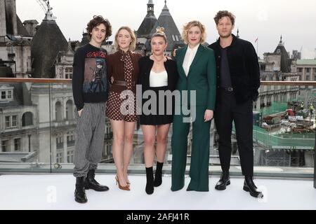 (De gauche à droite) Timothée Chalamet, Saoirse Ronan, Greta Gerwig Florence Pugh, et James Norton, assister à la petite femme a tenu une séance au Corinthia, Londres. Banque D'Images