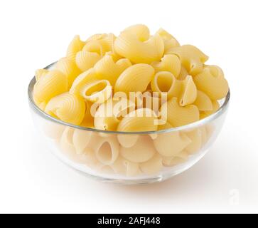 Tuyau non cuits dans les pâtes rigate bol en verre isolé sur fond blanc avec clipping path Banque D'Images
