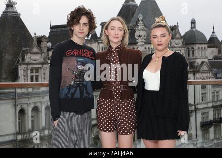 (De gauche à droite) Timothée Chalamet, Saoirse Ronan et Florence Pugh, assister à la petite femme a tenu une séance au Corinthia, Londres. Banque D'Images