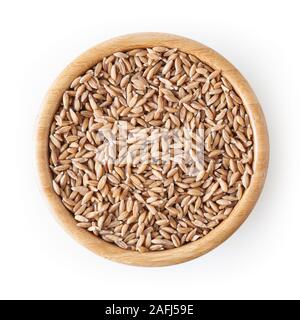 Les grains d'épeautre dans bol en bois isolé sur fond blanc avec clipping path Banque D'Images