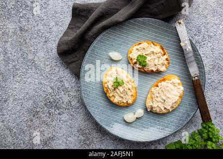 Sandwiches au saumon pate et baguette, poisson bruschetta, vue d'en haut. Une cuisine italienne maison rustique. Banque D'Images