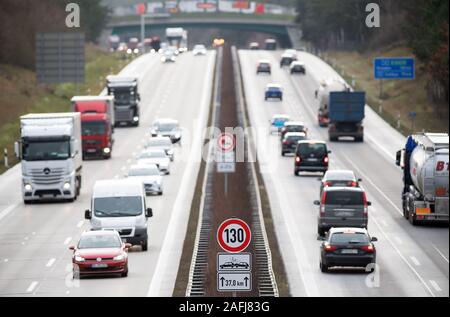 Rangsdorf, Allemagne. Dec 16, 2019. Panneaux de circulation pour des limites de vitesse et l'interdiction de dépassement temporaire pour les camions sont installés sur l'autoroute A13 près de la L74 junction à Teupitz. Une limite de vitesse de 130 km/h s'applique désormais sur une section de l'autoroute a13. Selon l'état de la route, la section a une longueur d'environ 60 kilomètres. Credit : Soeren Stache/dpa-Zentralbild/dpa/Alamy Live News Banque D'Images