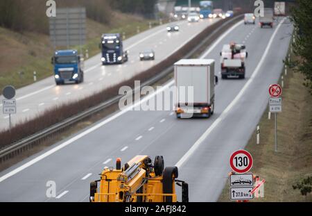 Rangsdorf, Allemagne. Dec 16, 2019. Un travailleur sur l'autoroute a13 supprime la croix du panneau de circulation à la vitesse limite. Une limite de vitesse de 130 km/h s'applique désormais sur une section de l'autoroute a13. Selon l'état de la route, la section a une longueur d'environ 60 kilomètres. Credit : Soeren Stache/dpa-Zentralbild/dpa/Alamy Live News Banque D'Images