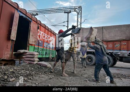 Le Pendjab, en Inde. Dec 16, 2019. Décharger les sacs de ciment ouvriers des trains de marchandises à la jonction ferroviaire dans la province du Punjab, en Inde. Credit : Saqib Majeed/SOPA Images/ZUMA/Alamy Fil Live News Banque D'Images