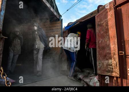 Le Pendjab, en Inde. Dec 16, 2019. Décharger les sacs de ciment ouvriers des trains de marchandises à la jonction ferroviaire dans la province du Punjab, en Inde. Credit : Saqib Majeed/SOPA Images/ZUMA/Alamy Fil Live News Banque D'Images