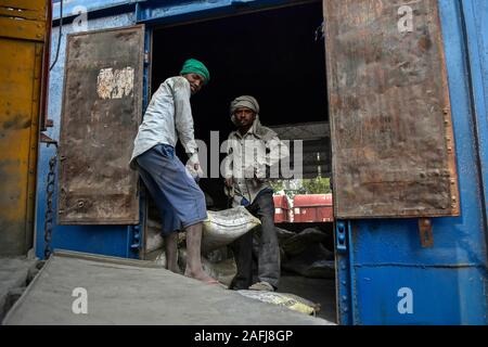 Le Pendjab, en Inde. Dec 16, 2019. Décharger les sacs de ciment ouvriers des trains de marchandises à la jonction ferroviaire dans la province du Punjab, en Inde. Credit : Saqib Majeed/SOPA Images/ZUMA/Alamy Fil Live News Banque D'Images