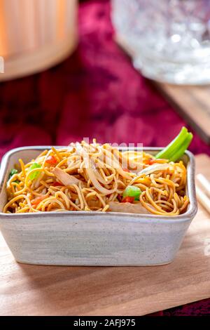 Poulet sain-chow-mein recette avec légumes à emporter tourné en un restaurant avec copie espace dans l'arrière-plan idéal pour jeter plus de texte Banque D'Images