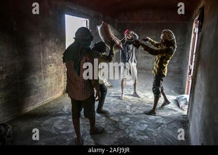 Décharger les sacs de ciment ouvriers des trains de marchandises à la jonction ferroviaire dans la province du Punjab, en Inde. Banque D'Images