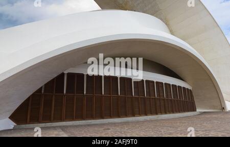 Bâtiment rond blanc moderne avec des lignes géométriques Banque D'Images