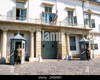 Garder le président de la résidence officielle de la Hongrie à Budapest Hongrie à la Sandor Palace sur la colline du Château Banque D'Images