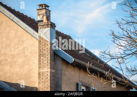 Beaucourt, France - le 26 décembre 2017 : détail architectural résidentiel type de chambre d'une petite ville de l'est de la France pour une journée d'hiver Banque D'Images