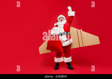 À la lune et retour. Corps plein photo de crazy funny santa super hâte de donner présente sur ses métiers d'avion turbo jusqu'ailes porter des lunettes hat cap Banque D'Images