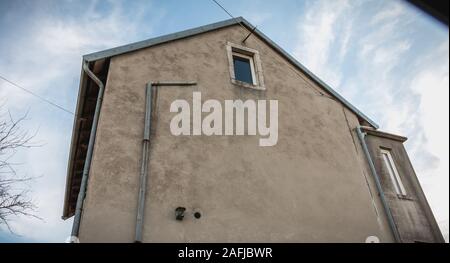 Beaucourt, France - le 26 décembre 2017 : détail architectural résidentiel type de chambre d'une petite ville de l'est de la France pour une journée d'hiver Banque D'Images