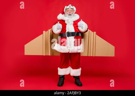 Photo de tout le corps de personnes âgées aviator santa impressionné par l'aventure rapide tous thumb up scream wow porter des gants blanc costume sèche Banque D'Images