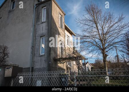 Beaucourt, France - le 26 décembre 2017 : détail architectural résidentiel type de chambre d'une petite ville de l'est de la France pour une journée d'hiver Banque D'Images