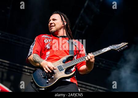 MUNICH, ALLEMAGNE - 31 MAI : Zoltan Bathory, guitariste du groupe de metal américain mort Five Finger Punch (5FDP) en live à l'Rockavaria festival le 31 mai 2015 à Munich, Allemagne. Banque D'Images