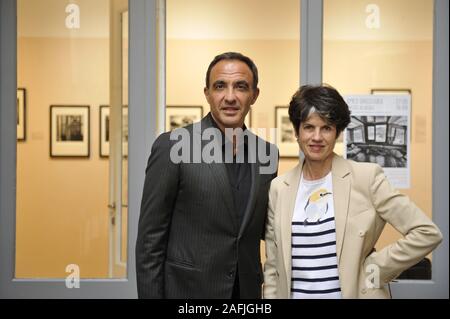 Français-grec Nikos Aliagas, journaliste, artiste et photographe, avec Valérie-Anne Giscard d'Estaing, directeur de la Galerie Photo12. Paris, Mai 26, 2016 Banque D'Images