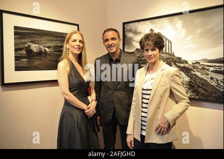 Français-grec Nikos Aliagas, journaliste, artiste et photographe, avec Valérie-Anne Giscard d'Estaing, directeur de la Galerie Photo12. Sur le côté gauche, Leventis Aspasia, fondateur de la Fondation internationale pour la Grèce. Paris, Mai 26, 2016 Banque D'Images