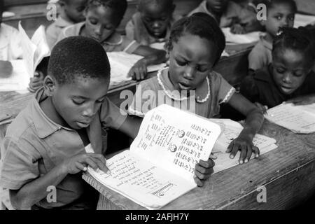 Privatinitiative haitianischer Schule aus Bürger am Rande von Port-au-Prince, 1967. École fondée sur l'initiative privée des citoyens haïtiens dans la banlieue de Port-au-Prince, 1967. Banque D'Images