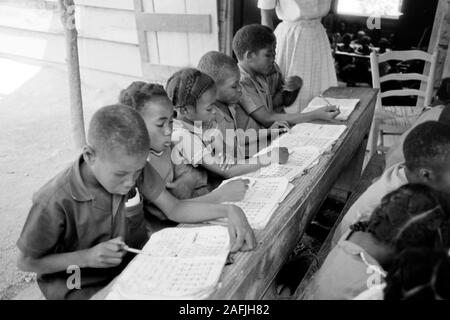 Privatinitiative haitianischer Schule aus Bürger am Rande von Port-au-Prince, 1967. École fondée sur l'initiative privée des citoyens haïtiens dans la banlieue de Port-au-Prince, 1967. Banque D'Images