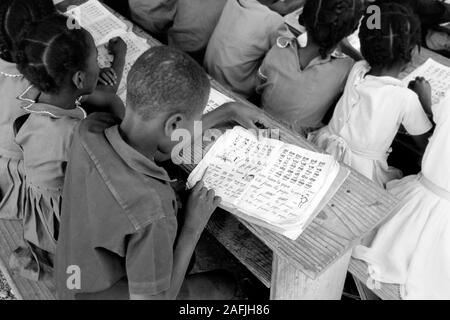 Privatinitiative haitianischer Schule aus Bürger am Rande von Port-au-Prince, 1967. École fondée sur l'initiative privée des citoyens haïtiens dans la banlieue de Port-au-Prince, 1967. Banque D'Images