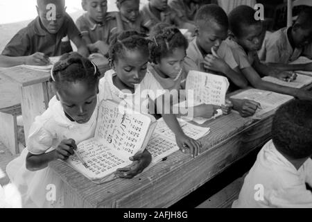 Privatinitiative haitianischer Schule aus Bürger am Rande von Port-au-Prince, 1967. École fondée sur l'initiative privée des citoyens haïtiens dans la banlieue de Port-au-Prince, 1967. Banque D'Images