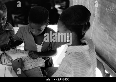 Privatinitiative haitianischer Schule aus Bürger am Rande von Port-au-Prince, 1967. École fondée sur l'initiative privée des citoyens haïtiens dans la banlieue de Port-au-Prince, 1967. Banque D'Images