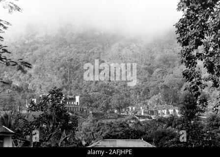 Das Dorf Milot und die Ruinen von Schloss Sans-Souci, 1967. Milot village et les ruines du château de Sans-Souci, 1967. Banque D'Images