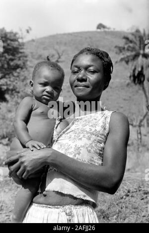 Junge Mutter mit Genre, 1967. Jeune mère avec enfant, 1967. Banque D'Images