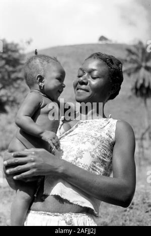 Junge Mutter mit Genre, 1967. Jeune mère avec enfant, 1967. Banque D'Images