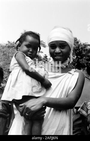 Junge Mutter mit Genre, 1967. Jeune mère avec enfant, 1967. Banque D'Images