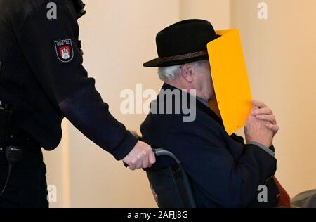 Hambourg, Allemagne. Dec 16, 2019. Le 93-year-old accusé ancien garde SS qui est jugé pour complicité de meurtre dans 5230 cas est porté hors de la salle par les magistrats. Selon le ministère public, l'accusé, qui vit à Hambourg, était un jeune homme qui est de service dans le camp de concentration de Stutthof, près de Gdansk à partir d'août 1944 à avril 1945. La cause sera entendue par la Division de la délinquance juvénile. Axel Heimken Crédit :/dpa/Alamy Live News Banque D'Images