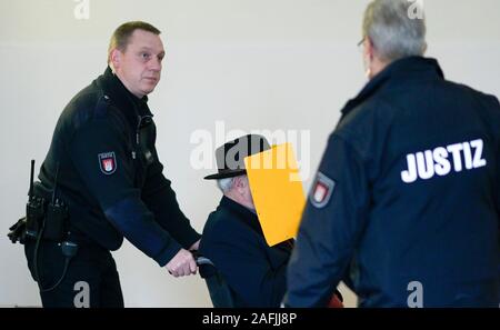 Hambourg, Allemagne. Dec 16, 2019. Le 93-year-old accusé ancien garde SS qui est jugé pour complicité de meurtre dans 5230 cas est porté hors de la salle par les magistrats. Selon le ministère public, l'accusé, qui vit à Hambourg, était un jeune homme qui est de service dans le camp de concentration de Stutthof, près de Gdansk à partir d'août 1944 à avril 1945. La cause sera entendue par la Division de la délinquance juvénile. Axel Heimken Crédit :/dpa/Alamy Live News Banque D'Images