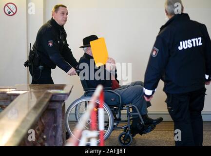 Hambourg, Allemagne. Dec 16, 2019. Le 93-year-old accusé ancien garde SS qui est jugé pour complicité de meurtre dans 5230 cas est porté hors de la salle par les magistrats. Selon le ministère public, l'accusé, qui vit à Hambourg, était un jeune homme qui est de service dans le camp de concentration de Stutthof, près de Gdansk à partir d'août 1944 à avril 1945. La cause sera entendue par la Division de la délinquance juvénile. Axel Heimken Crédit :/dpa/Alamy Live News Banque D'Images