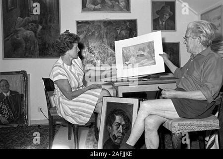 Zu Besuch bei Kunstmaler Eric Johannson, dessen Werk im Dritten Reich als entartet eingestuft wurde, dans Lövbrunna Haus auf seinem Gard bei Täby, 1969. Visiter peintre Eric Johannson, dont le travail a été classé comme dégénérer pendant le Troisième Reich, dans son domicile à Lövbrunna Gard près de Täby, 1969. Banque D'Images