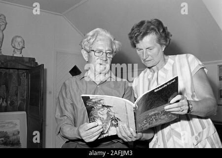 Zu Besuch bei Kunstmaler Eric Johannson, dessen Werk im Dritten Reich als entartet eingestuft wurde, dans Lövbrunna Haus auf seinem Gard bei Täby, 1969. Visiter peintre Eric Johannson, dont le travail a été classé comme dégénérer pendant le Troisième Reich, dans son domicile à Lövbrunna Gard près de Täby, 1969. Banque D'Images