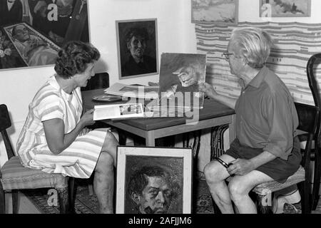 Zu Besuch bei Kunstmaler Eric Johannson, dessen Werk im Dritten Reich als entartet eingestuft wurde, dans Lövbrunna Haus auf seinem Gard bei Täby, 1969. Visiter peintre Eric Johannson, dont le travail a été classé comme dégénérer pendant le Troisième Reich, dans son domicile à Lövbrunna Gard près de Täby, 1969. Banque D'Images