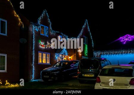 Burton Latimer Road bois creux, Northamptonshire, le 15 décembre 2019, 28 maisons lite avec les lumières de Noël pendant la période de Noël connu localement Banque D'Images