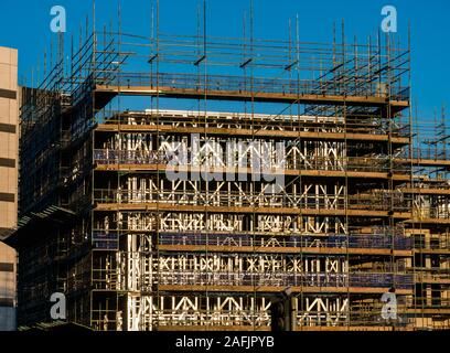 Sur l'échafaudage par la construction d'immeubles d'appartements Cala Homes, Waterfront Plaza, Leith, Edinburgh, Ecosse, Royaume-Uni Banque D'Images