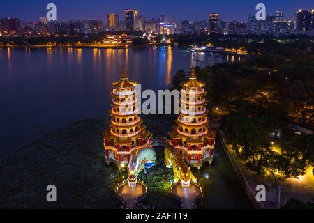 Dragon et Tigre de pagodes dans la nuit à Kaohsiung, Taïwan. Banque D'Images