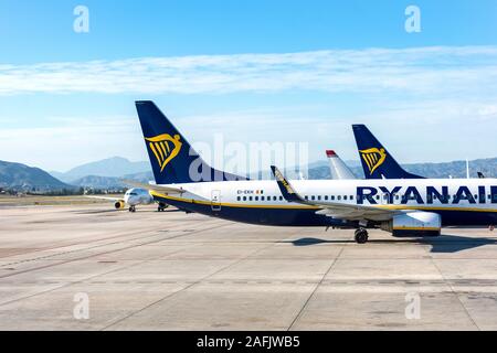 Les passagers à bord d'un vol Ryanair à l'aéroport de Malaga, Espagne Banque D'Images