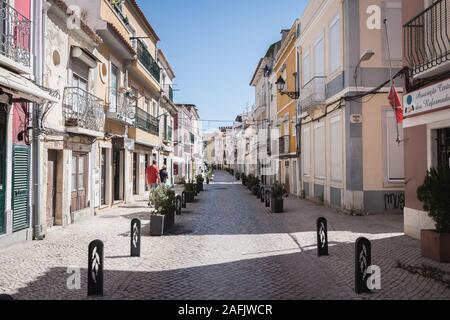 Setubal, Portugal - 8 août 2018 : l'atmosphère et l'architecture typique de la rue dans le centre-ville historique où les gens marchent un jour d'été Banque D'Images