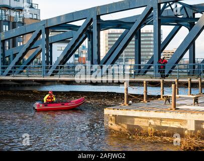 Nettoyage des débris et déchets dans l'eau de Leith river par le pont Victoria, Édimbourg, Écosse, Royaume-Uni Banque D'Images