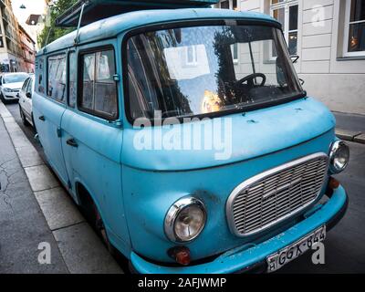 Vintage minibus ou le camping-car garé en rue dans le vieux ghetto juif à Budapest en Hongrie Banque D'Images