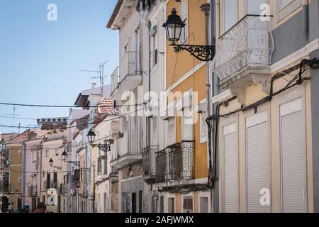 Setubal, Portugal - 8 août 2018 : l'atmosphère et l'architecture typique de la rue dans le centre-ville historique où les gens marchent un jour d'été Banque D'Images