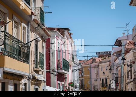 Setubal, Portugal - 8 août 2018 : l'atmosphère et l'architecture typique de la rue dans le centre-ville historique où les gens marchent un jour d'été Banque D'Images