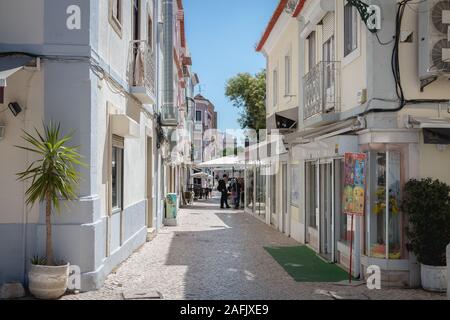 Setubal, Portugal - 8 août 2018 : l'atmosphère et l'architecture typique de la rue dans le centre-ville historique où les gens marchent un jour d'été Banque D'Images