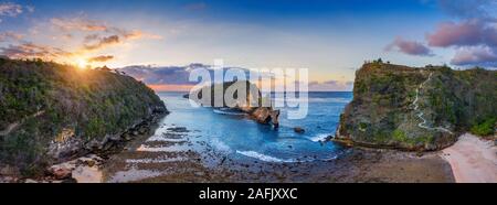 Panorama de la vue aérienne plage Atuh à Nusa Penida island, Bali en Indonésie. Banque D'Images