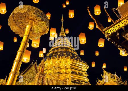 Yee peng festival et sky lanternes au Wat Phra That Doi Suthep à Chiang Mai, Thaïlande. Banque D'Images